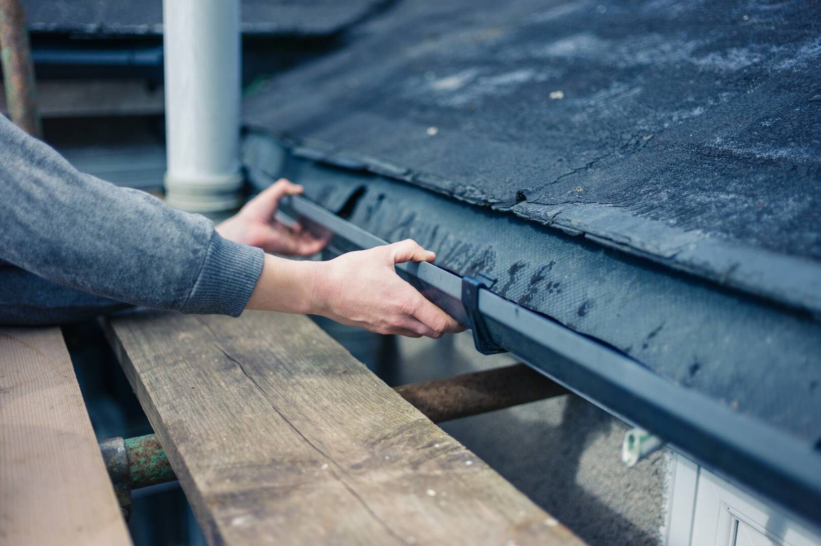 JD Helton Roofing Co logo